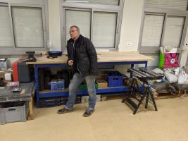 Le chef déco. sur son nouveau bar.