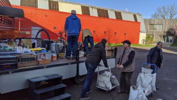 On charge la caravane.